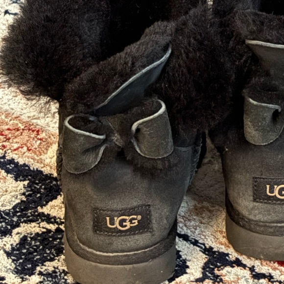 Ugg Australia WOMEN'S Ankle Boot Black Naveah BOW Suede 1012808 Sz 8 - Picture 3 of 16